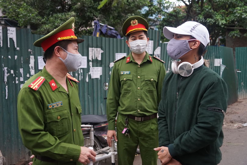 Nhiều người bị nhắc nhở khi ra đường