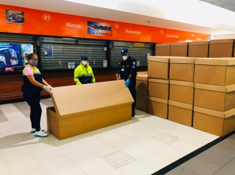 Quan tài bằng thùng các tông (Ảnh văn phòng thị trưởng Guayaquil)