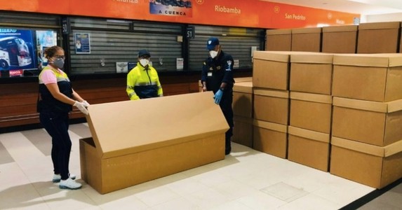 Covid-19 hoành hành, thành phố Ecuador hết sạch quan tài, dân phải dùng thùng các tông