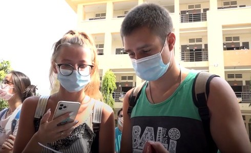 Over 100 foreigners thank Vietnam after 14-day quarantine ends