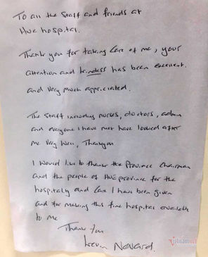 Hai bệnh nhân người Anh xuất viện, viết thư cám ơn y bác sĩ ở Huế