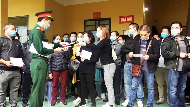 Các công dân được trao giấy chứng nhận hoàn thành cách ly trước khi trở về nhà.