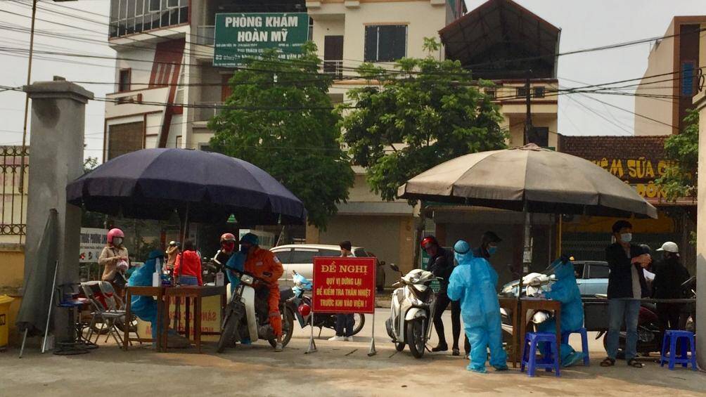 Việc kiểm soát được thực hiện ngay cổng ra vào bệnh viện huyện Đan Phượng