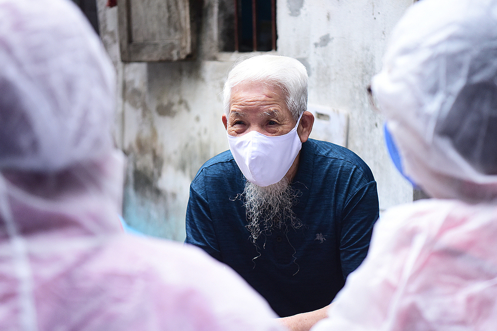 Người dân đeo khẩu trang phòng chống dịch Covid-19. Ảnh: Giang Huy.