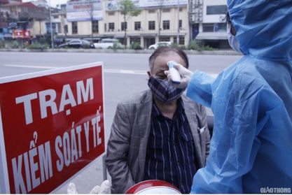 Người dân tự nguyện dừng xe ở chốt kiểm dịch y tế "đòi" kiểm tra thân nhiệt