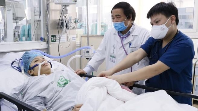 Cứu sản phụ ngừng tim ngay cổng Bệnh viện Bạch Mai