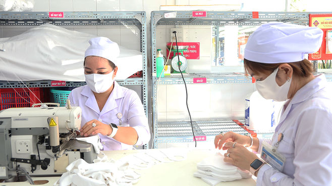 Bác sĩ Cần Thơ may khẩu trang tặng Mỹ