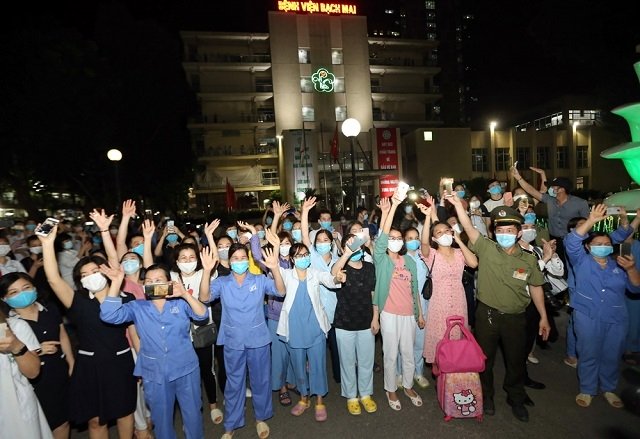Hàng trăm bác sĩ, y tá, nhân viên và người nhà bệnh nhân hò reo vui mừng khi Bệnh viện Bạch Mai được dỡ bỏ phong tỏa.