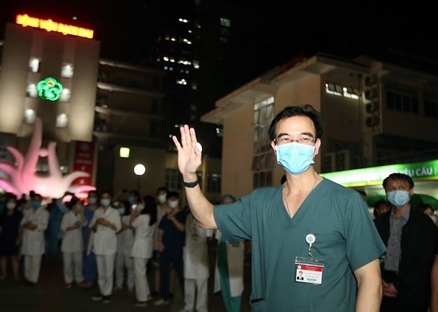 GS, TS Nguyễn Quang Tuấn, Giám đốc Bệnh viện Bạch Mai vui mừng trong thời khắc dỡ bỏ lệnh phong tỏa cách ly y tế.