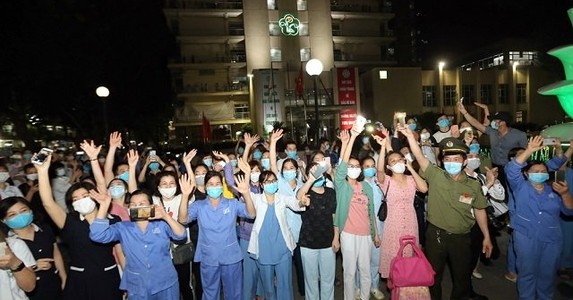 Vỡ òa cảm xúc khi Bệnh viện Bạch Mai dỡ bỏ cách ly