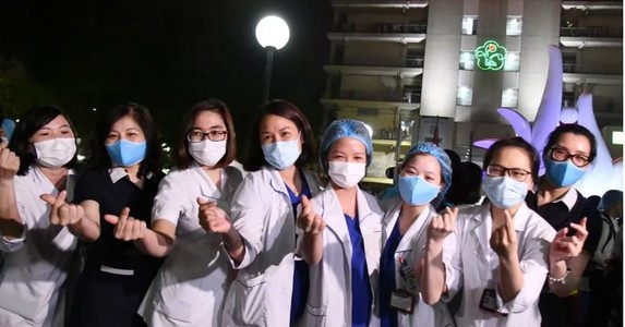 Khoảnh khắc lịch sử Bệnh viện Bạch Mai dỡ bỏ cách ly