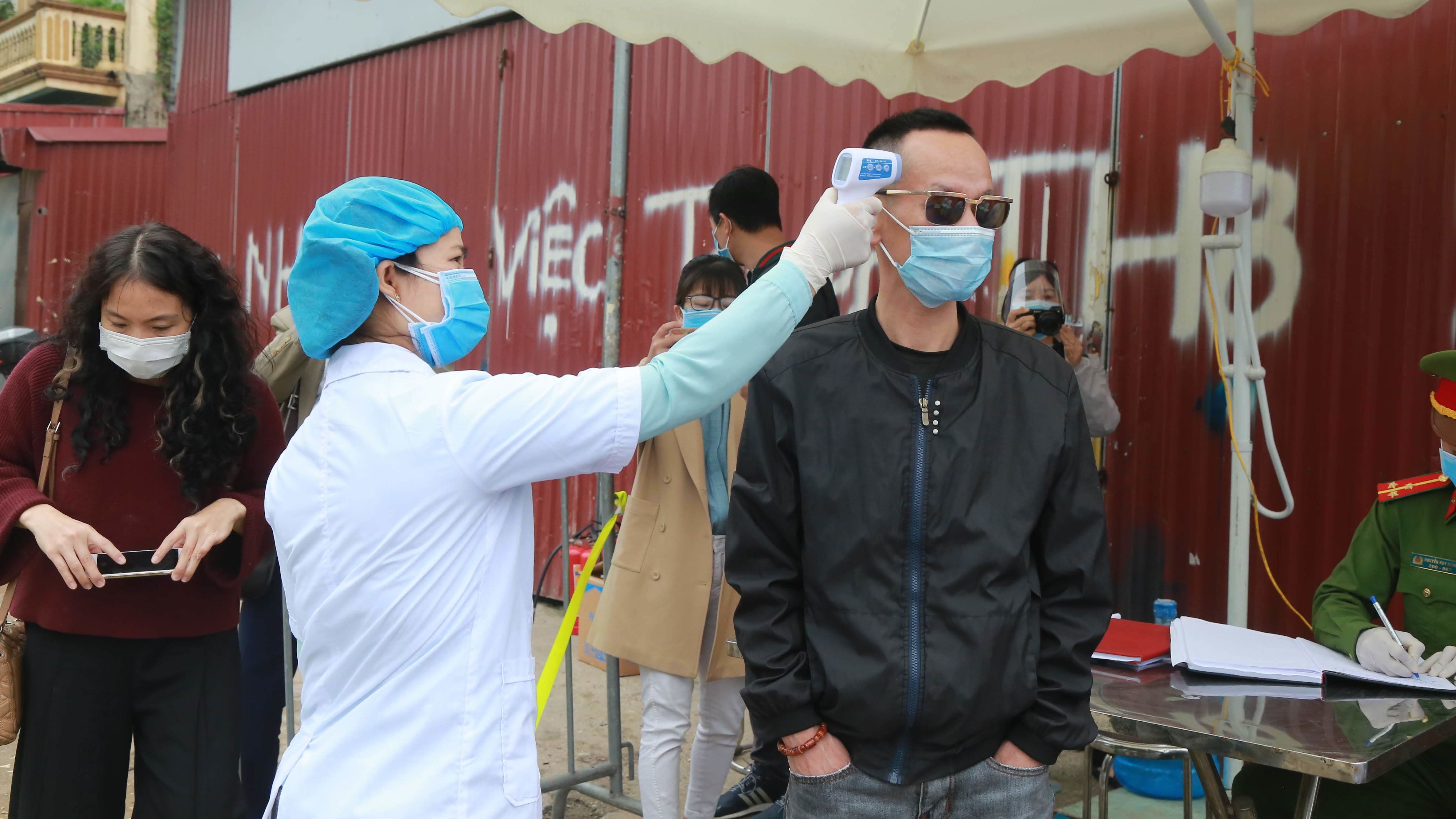 Đề xuất kéo dài cách ly xã hội thêm 1 tuần nữa 'để bảo vệ thành quả'