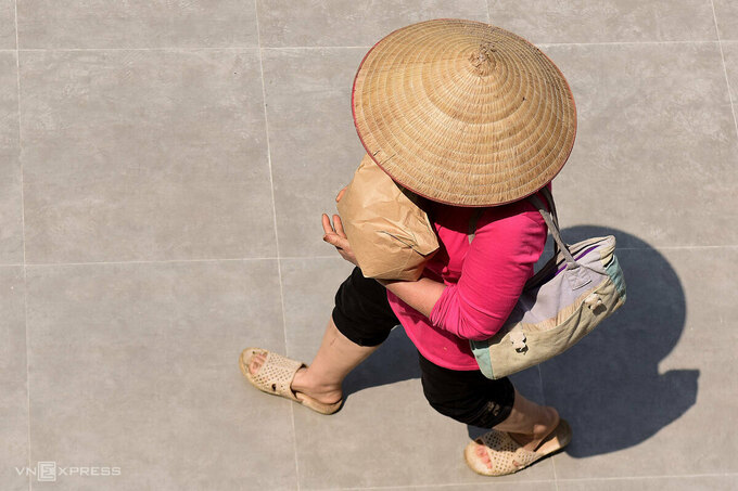 Người lao động nhận gạo miễn phí tại