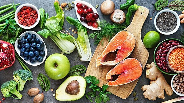 Đồ ăn lành mạnh có thể giúp giảm thiểu tác dụng phụ trong điều trị, duy trì cân nặng khỏe mạnh và giảm nguy cơ nhiễm trùng. Ảnh: Everday Health
