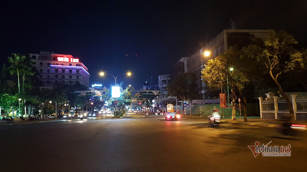 Đường vắng hoe ngày cách ly 'giai đoạn 2', kể cả nơi nguy cơ thấp