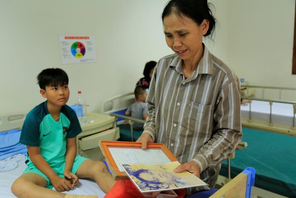 Người mẹ này cạn khô dòng nước mắt khi chứng kiến 4 người con trai cùng mắc căn bệnh máu khó đông (BVCC)