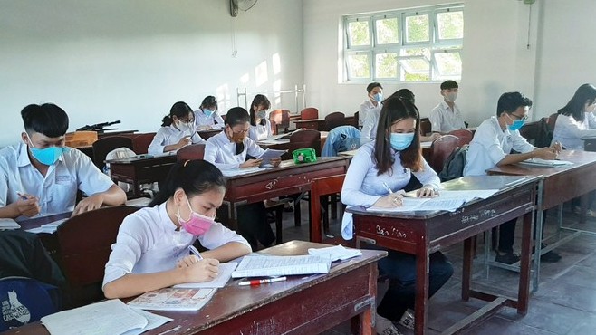 Học sinh Cà Mau ngồi mỗi bàn một em