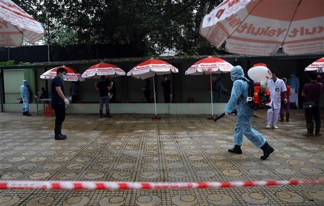 Hanoi conducts rapid Covid-19 testing for traders at market