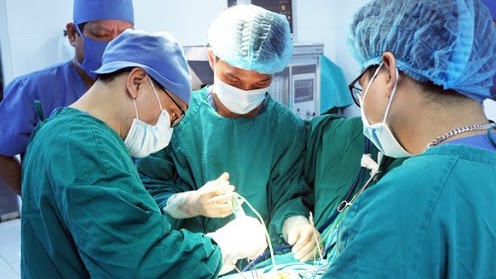 Nối cẳng tay đứt rời cho người thợ