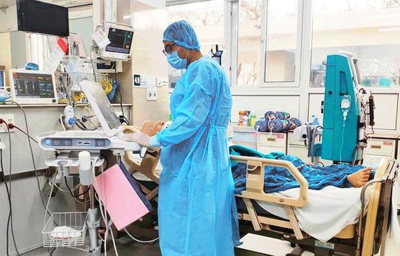 Bác sĩ chăm sóc cho bệnh nhân Covid-19 nặng điều trị tại BV Bệnh nhiệt đới Trung ương