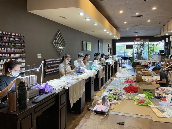 Một tiệm nail của người Việt ở bang Alabama được chuyển thành xưởng may khẩu trang