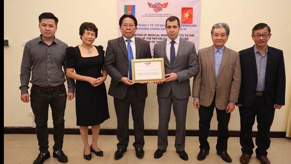 Vietnam presents 10,000 medical face masks to Azerbaijan people