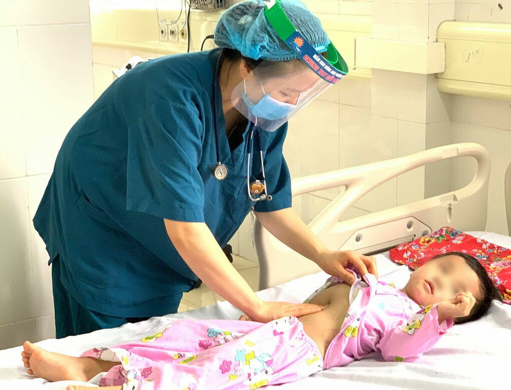 Bác sĩ bệnh viện Sản Nhi Quảng Ninh khám cho trẻ bị táo bón. Ảnh: Bệnh viện cung cấp.