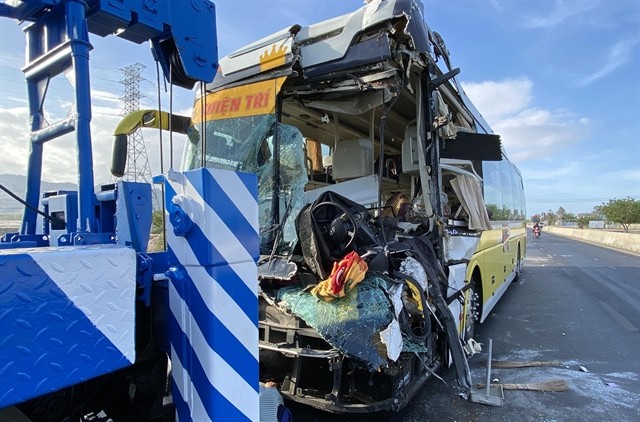 A traffic accident occurred on Thursday afternoon, the first day of the holiday, in Phước Minh Commune, Thuận Nam District in the south-central province of Ninh Thuận. A coach crashed into a lorry leaving a person seriously injured.
