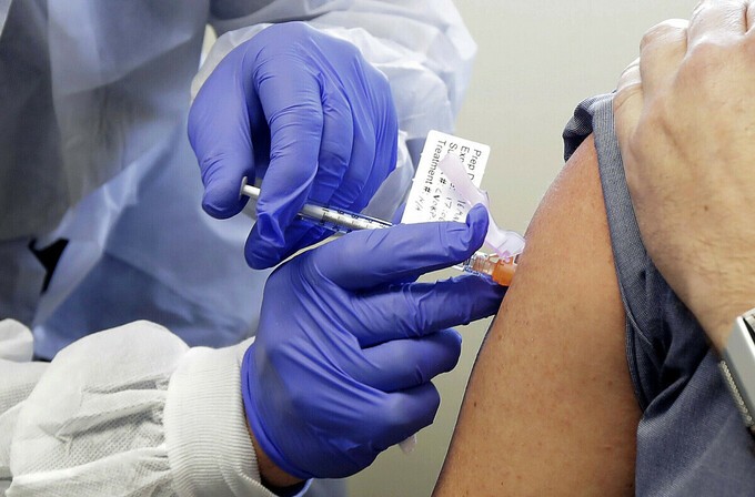 Một tình nguyện viên được tiêm vaccine Covid-19 thử nghiệm pha 1 ngày 16/3 tại Viện nghiên cứu sức khỏe Kaiser Permanente Washington. Ảnh: AP