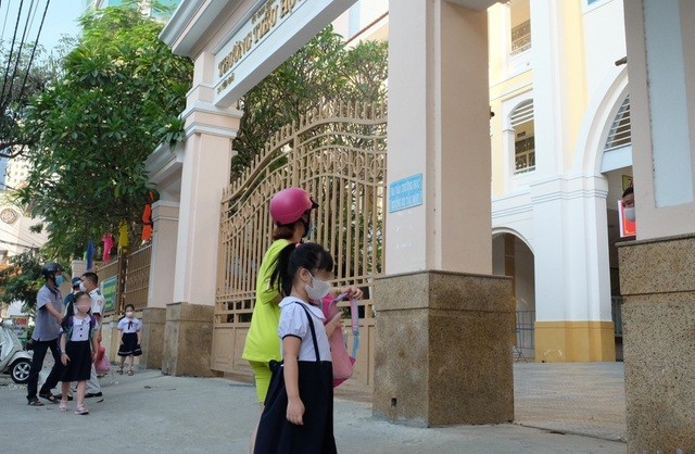 Public question wearing of face shields at school