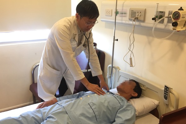 Cây tăm tre đâm thủng ruột người đàn ông