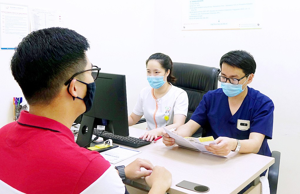 Bác sĩ Việt tư vấn cho một bệnh nhân đến khám nam khoa. Ảnh: Minh Thư.