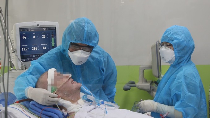 Bệnh nhân phi công ngồi dậy, bấm nút chỉnh giường