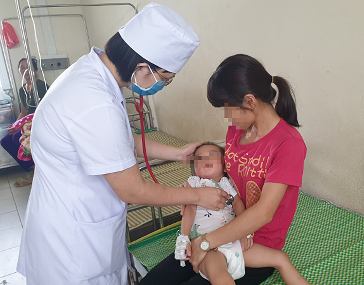 Bé trai bị bỏ quên trong ôtô qua cơn nguy kịch