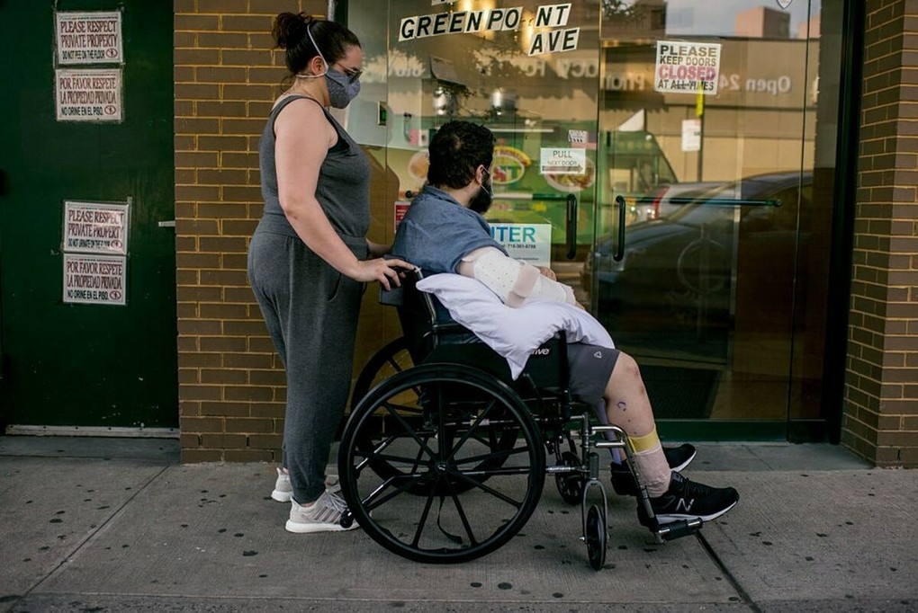 Charlie Blueweiss trên xe lăn sau 15 ngày thở máy tại khoa hồi sức tích cực, bệnh viện NewYork-Presbyterian/ Trung tâm Y tế Weill Cornell. Ảnh: NY Times