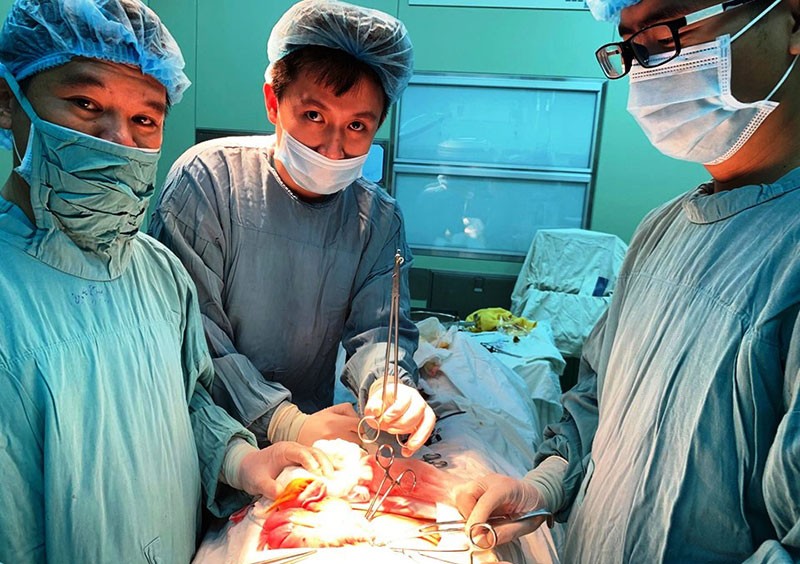 Phẫu thuật cứu nữ bệnh nhân bị lưỡi câu mắc trong ruột non