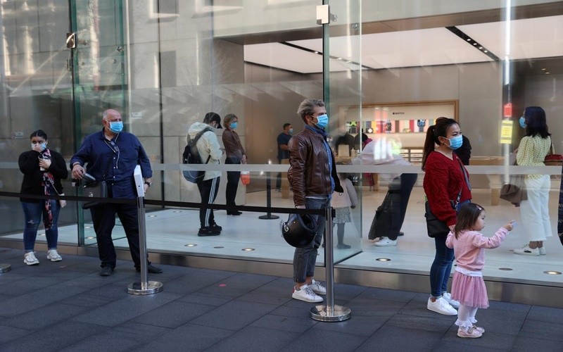 Người dân đeo khẩu trang và giữ khoảng cách an toàn khi xếp hàng bên ngoài cửa hàng của Apple tại  Sydney, Australia, ngày 1-7. (Ảnh: Reuters)
