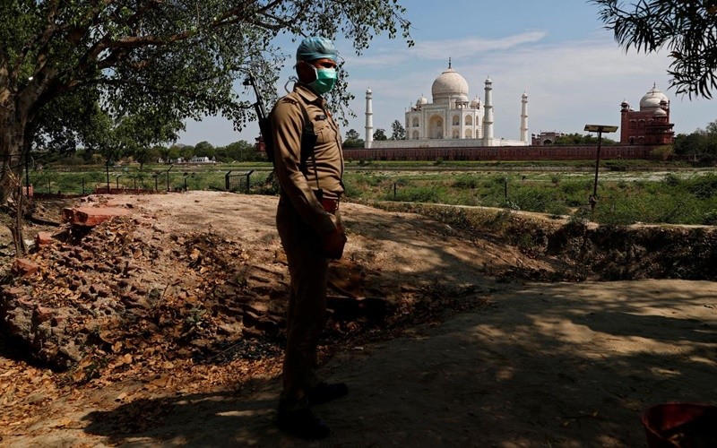 Cảnh sát đứng gác gần đền Taj Mahal, Ấn Đô, ngày 23-4. (Ảnh: Reuters)