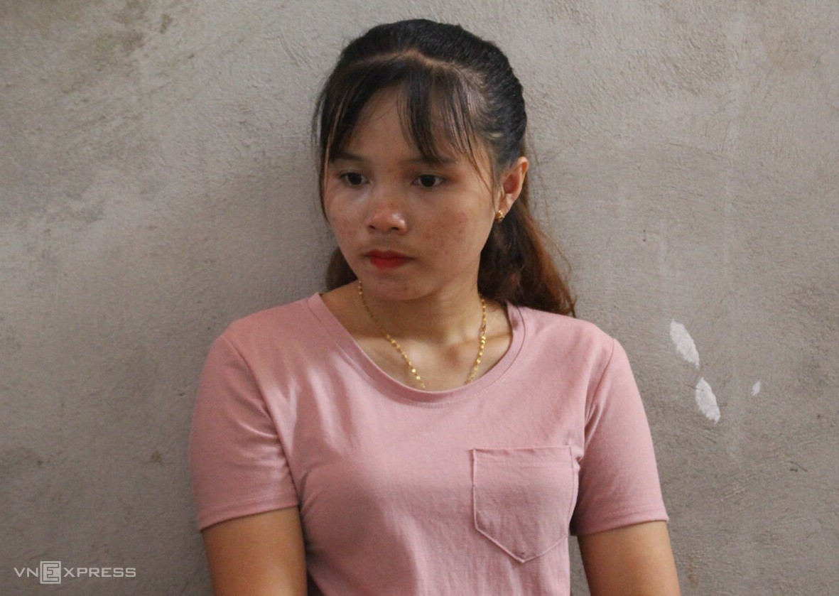 Khon wears the necklace her parents had given her. Photo by VnExpress/Hoang Phuong.