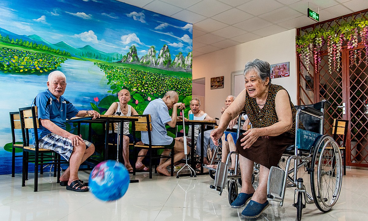 Dien Hong Nursing Home residents play ball on the morning of July 13, 2020. Photo by VnExpress/Thanh Hue.