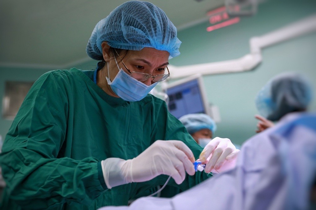 Bác sĩ Tạ Thị Thúy Hằng là kíp trưởng gây mê ca đại phẫu tách dính. Chị nói 