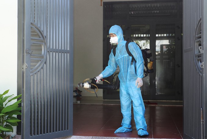 Lực lượng y tế phun thuốc khử trùng ở khu vực bệnh nhân nghi nhiễm nCoV. Ảnh :Đắc Thành.