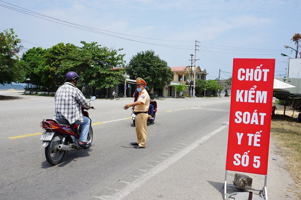 Một chốt kiểm soát khai báo y tế ở Thừa Thiên Huế. Ảnh: Thùy Trang.