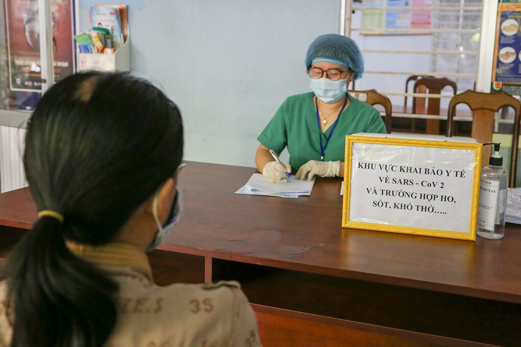 Người dân đến khai báo y tế tại trung tâm y tế phường Thanh Bình, sáng 26/7. Ảnh: Đắc Thành.