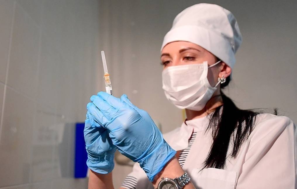 Nga hướng đến mục tiêu là quốc gia đầu tiên sở hữu vaccine nCoV được phê duyệt sử dụng. Ảnh: TASS.