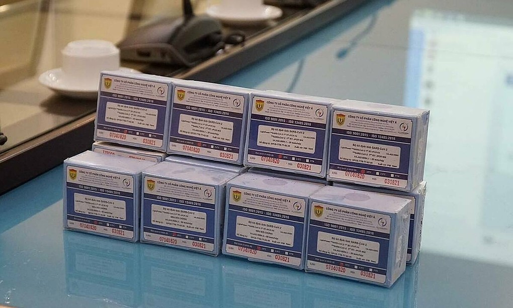 Bộ kít xét nghiệm RT- PCR được nhà tài trợ trao cho Sở Y tế Hà Nội sáng 7/8. Ảnh: M.P