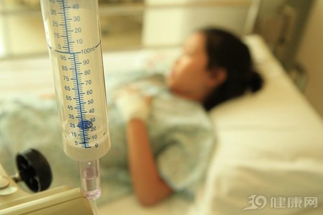 Cô gái 17 tuổi qua đời vì ung thư thận, bác sĩ tìm hiểu nguyên nhân rồi mắng té tát cha mẹ