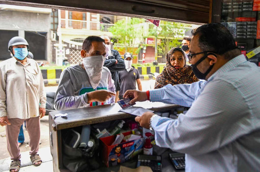 Người dân Ấn Độ mua thuốc tại các cơ sở bán lẻ truyền thống trong đại dịch. Ảnh: AFP