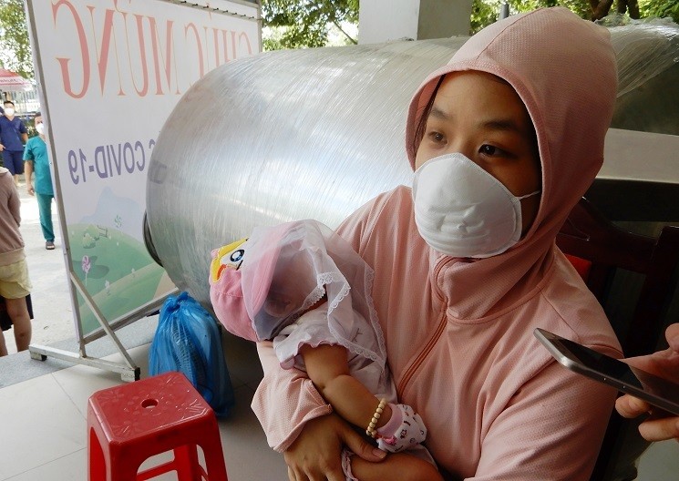Bé gái 2 tháng tuổi cùng 30 bệnh nhân Covid-19 xuất viện