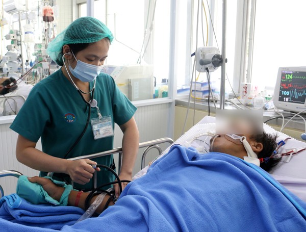 Anh Tâm đang điều trị tại Khoa Hồi sức cấp cứu, Bệnh viện Chợ Rẫy. Ảnh: BVCC